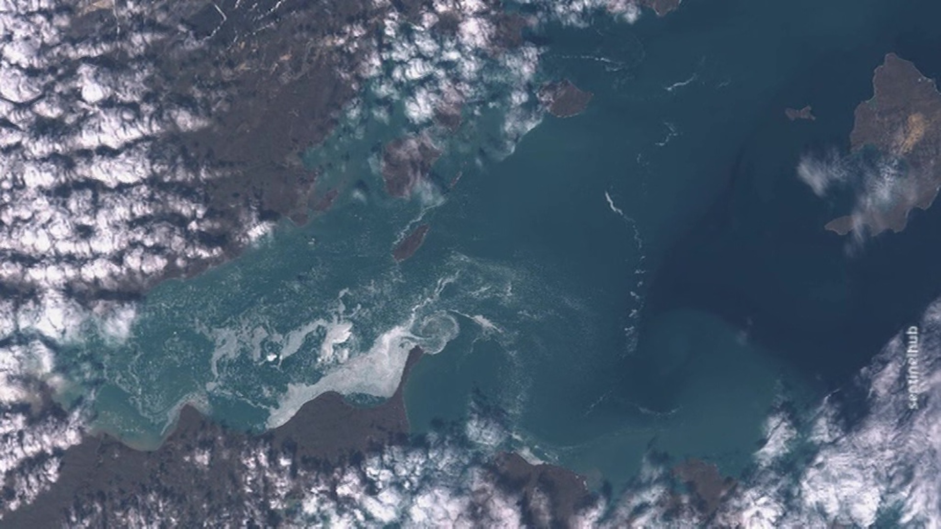 Баренцево море со спутника