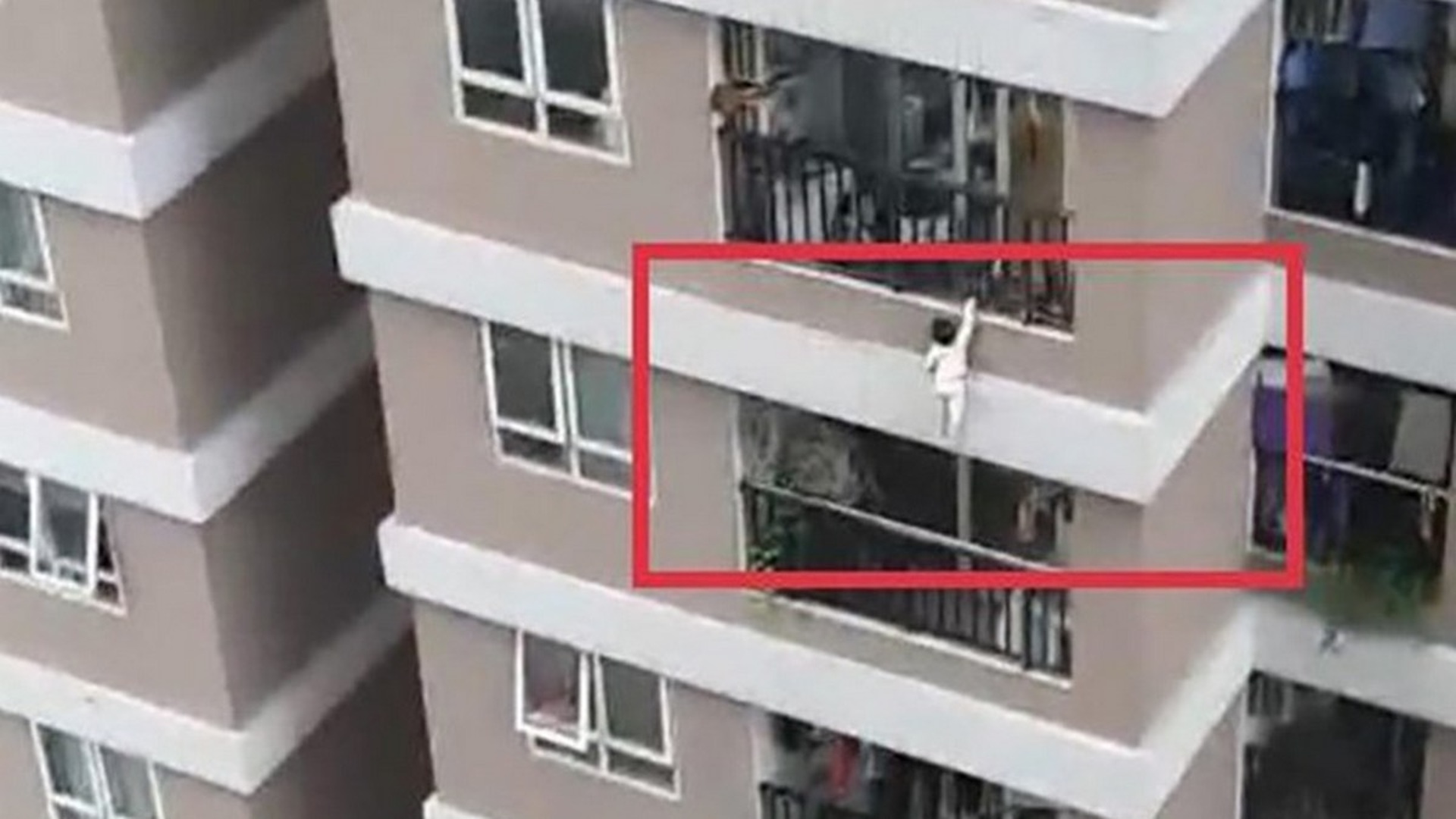 Разбился с балкона. Девочка сорвалась с балкона.