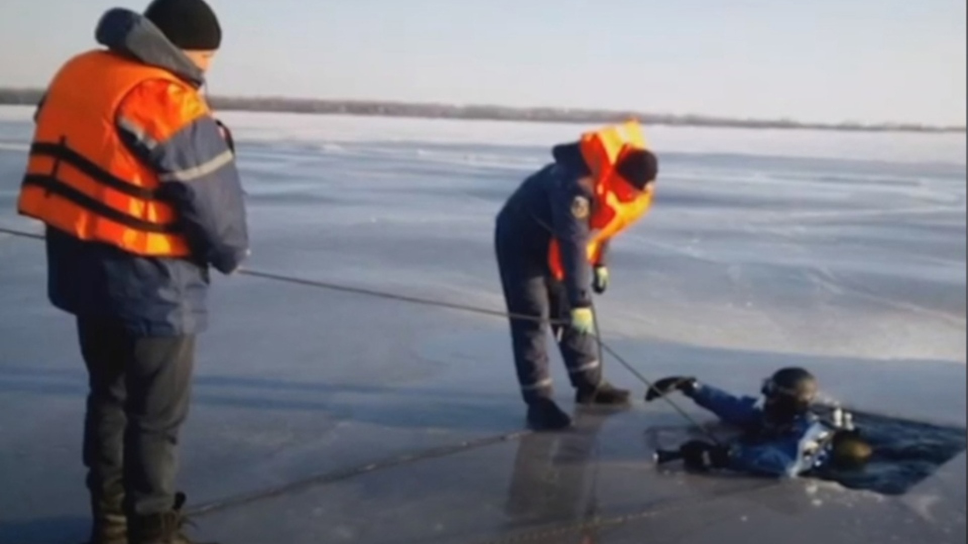 Поиск утонувшей. Ребенок провалился под лед. Водолаз на льду. КАМАЗ провалился под лед. Рыбак провалился под лед.