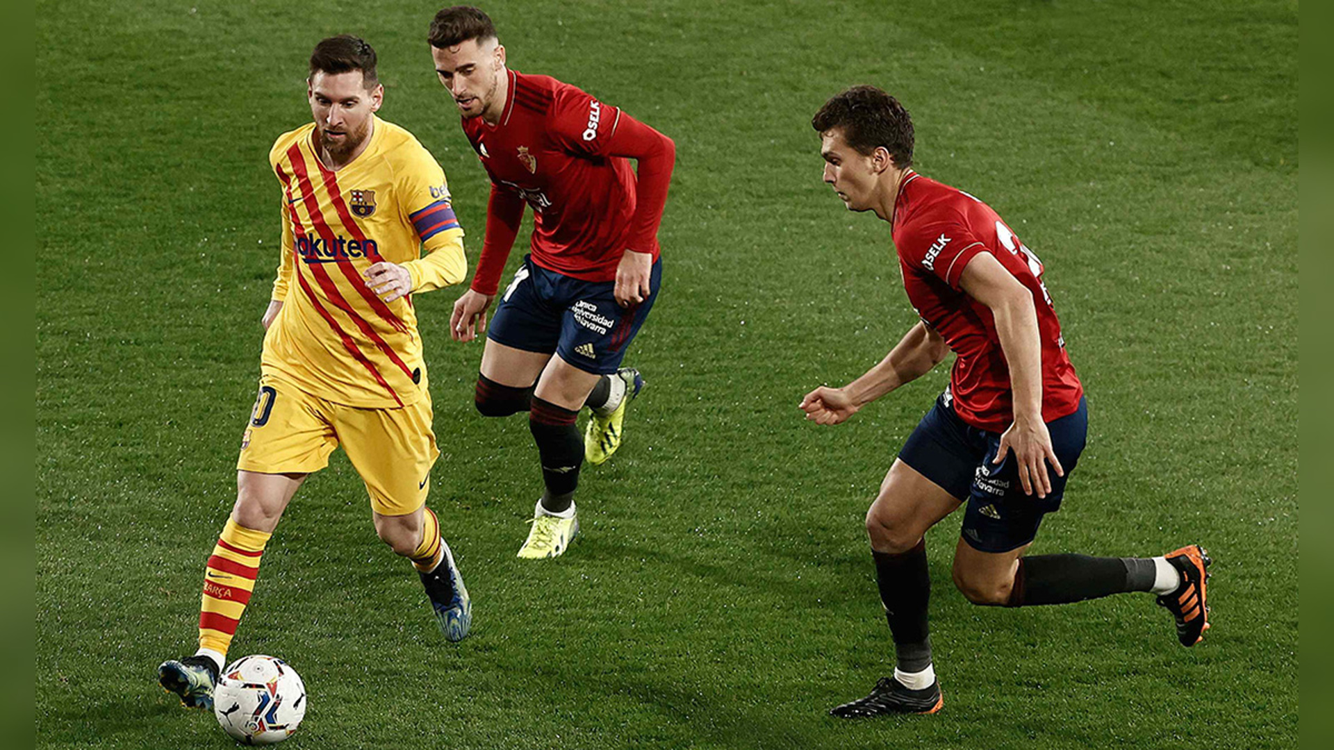 Футбол испании играть. Пас в футболе. Испанский футбол. Пас Месси. Каталонцы футбол.