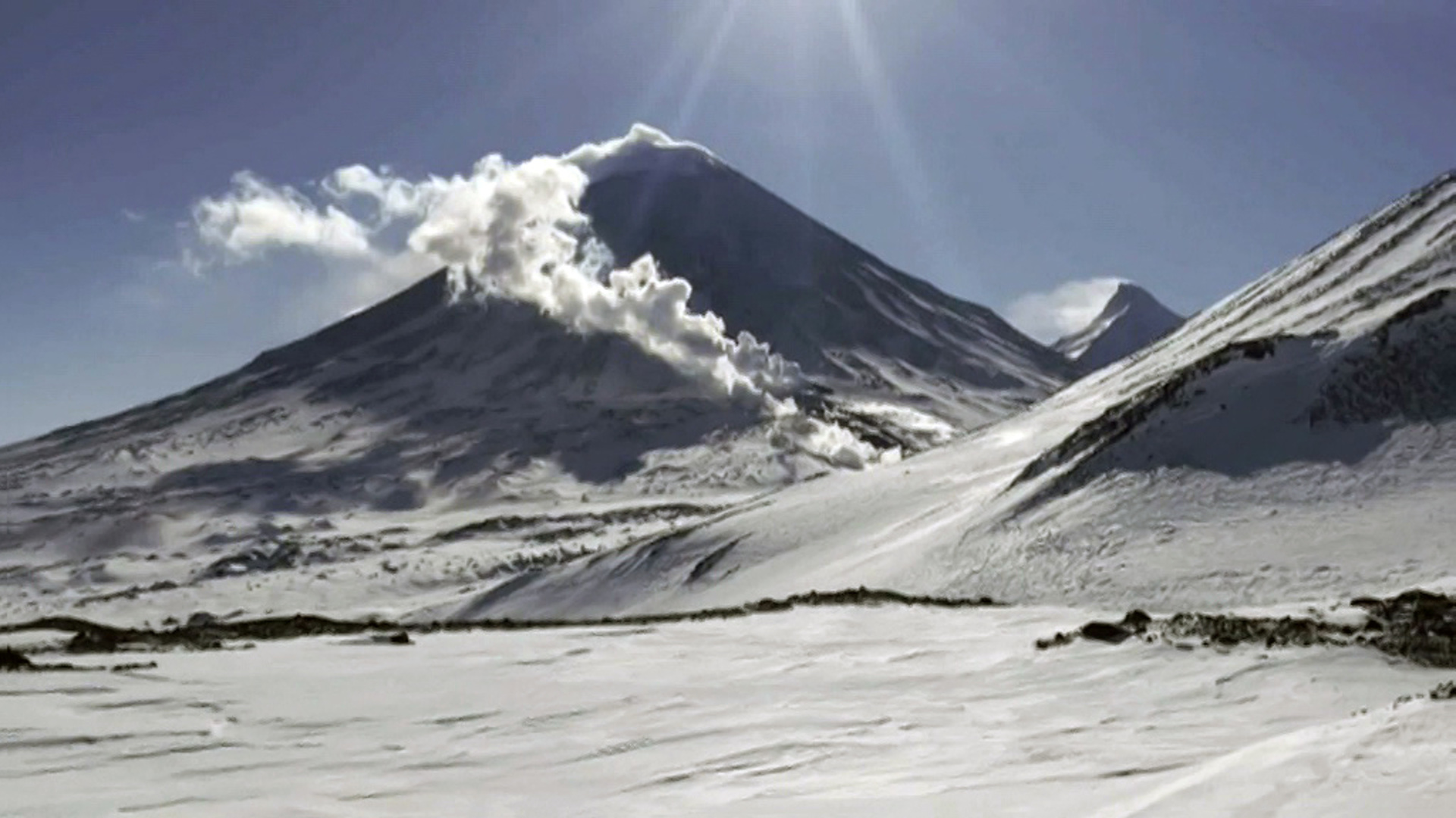 Фото вулкана в снегу 2021 года Камчатка