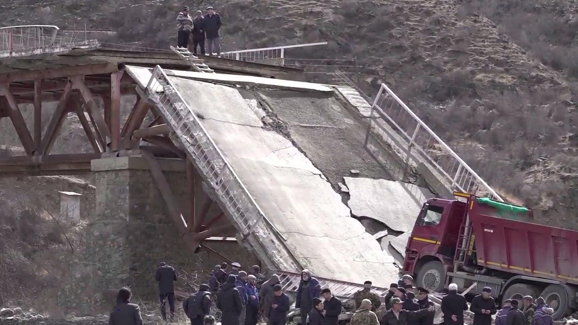 Видео обрушения моста. Мост в Дагестане. Самые страшные мосты в Дагестане. Бавтугайский мост. Обрушение моста из за нагрузки.