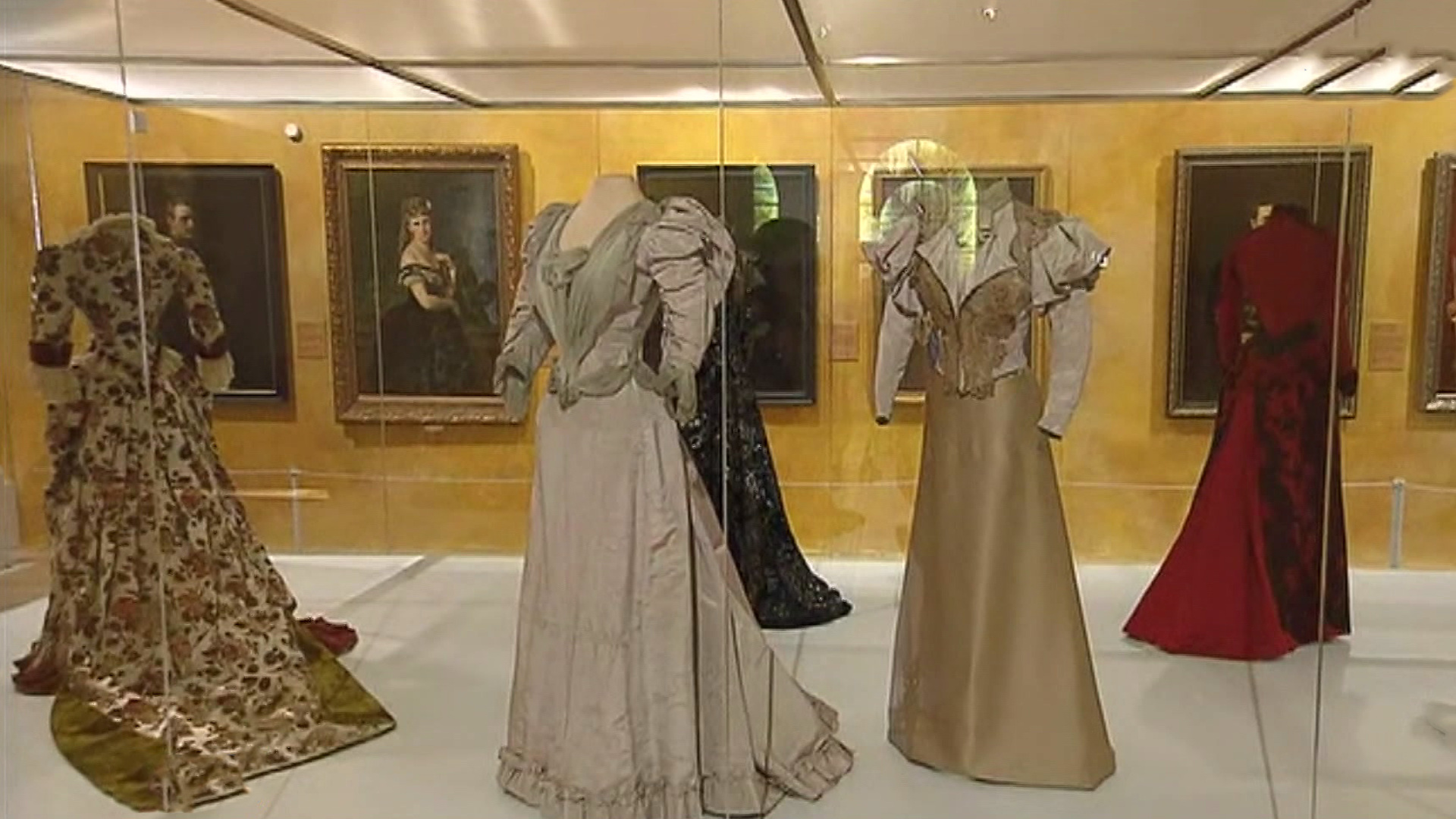 Выставка придворный костюм в историческом музее