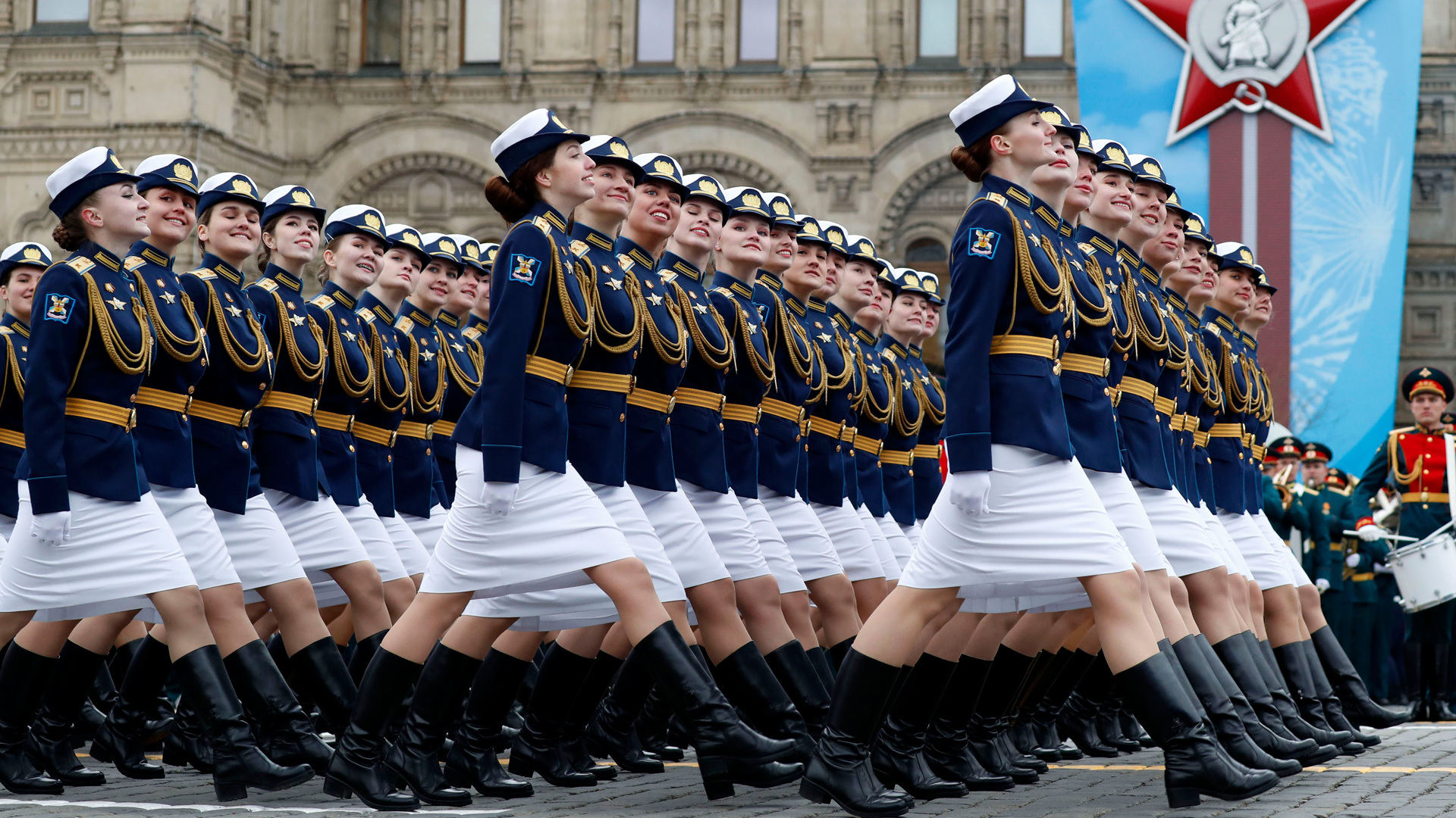 9 мая 2017 г. Курсантки на параде в Москве. Девушки на параде. Женский полк на параде.