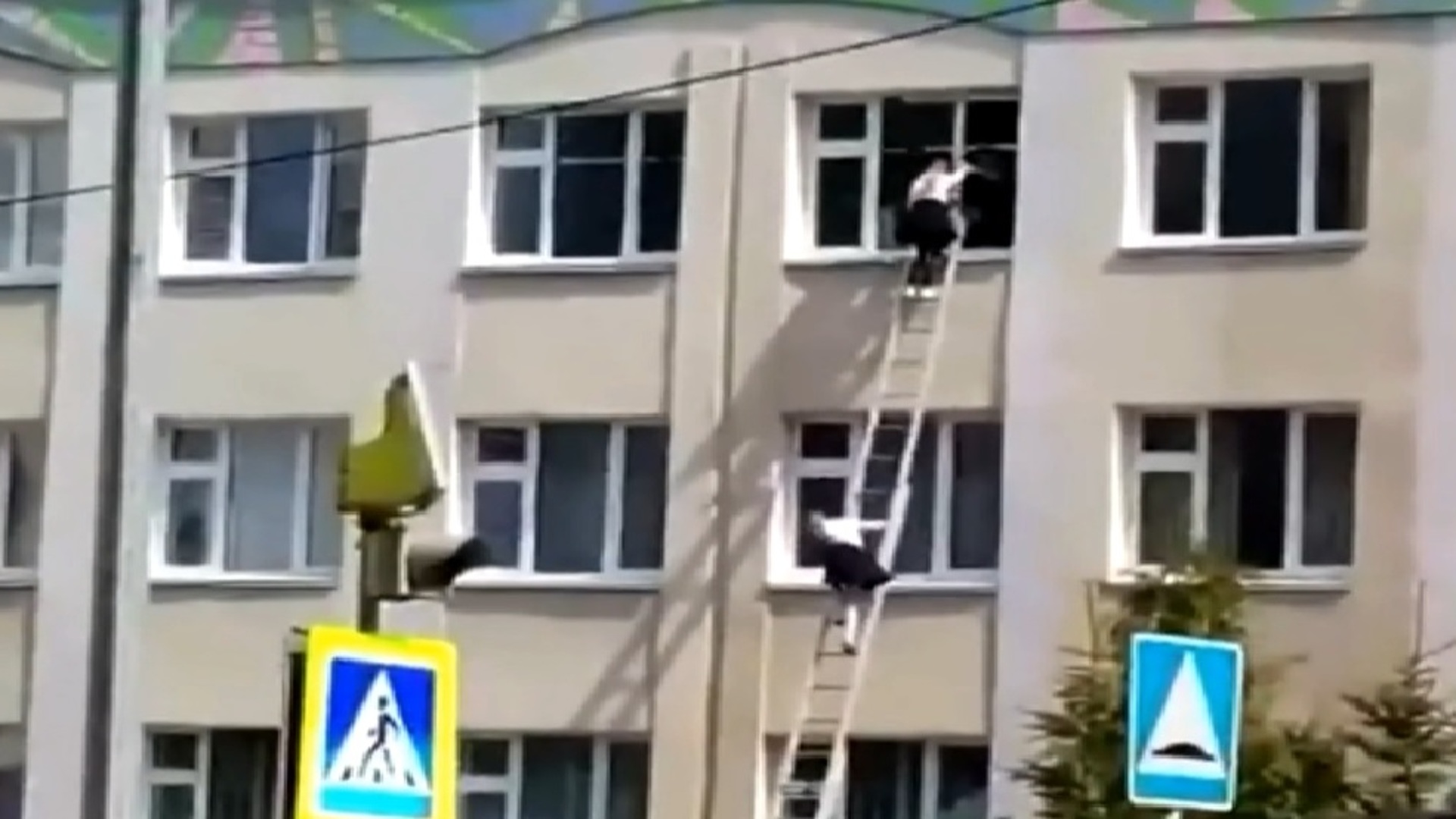 Дети прыгают из окон школы в Казани