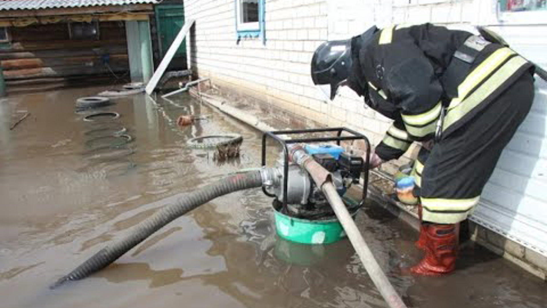 Откачка жидкости. Перекачка воды. Откачивание воды. Откачка воды. Рукава для откачки паводковых вод.