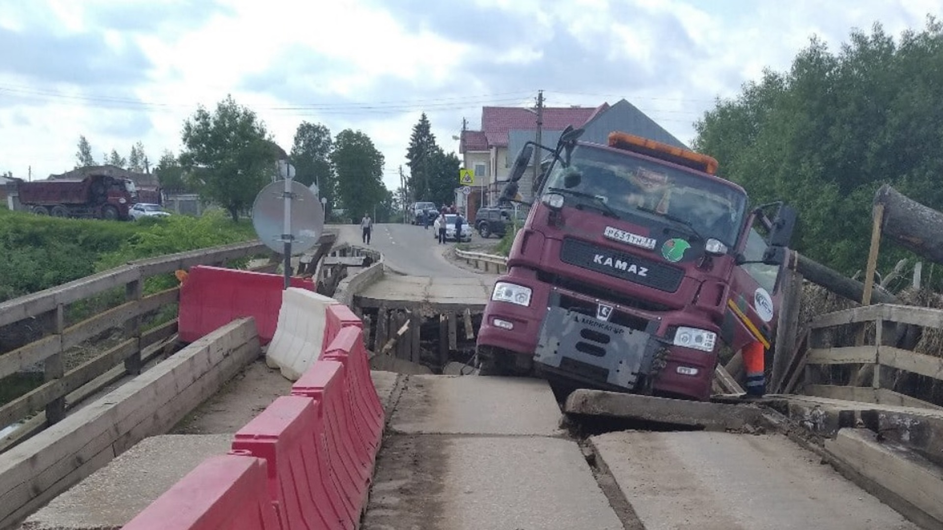 Камаз провалился на мосту