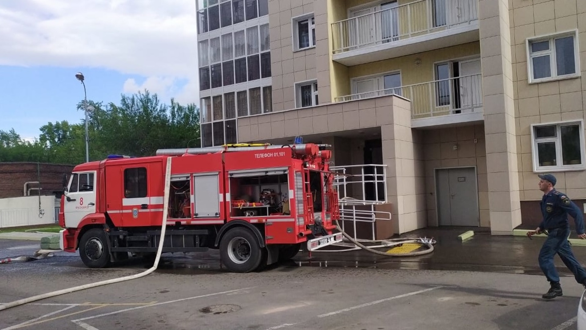 Пожарная красноярск. Пожарная техника. В Красноярске зас пожар6. Пожарные после тушения пожара. Пожар город Заозерный Красноярский 07.05.2022.