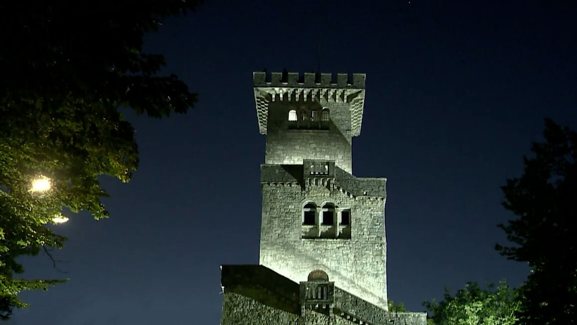 Башня Ахун Сочи ночью