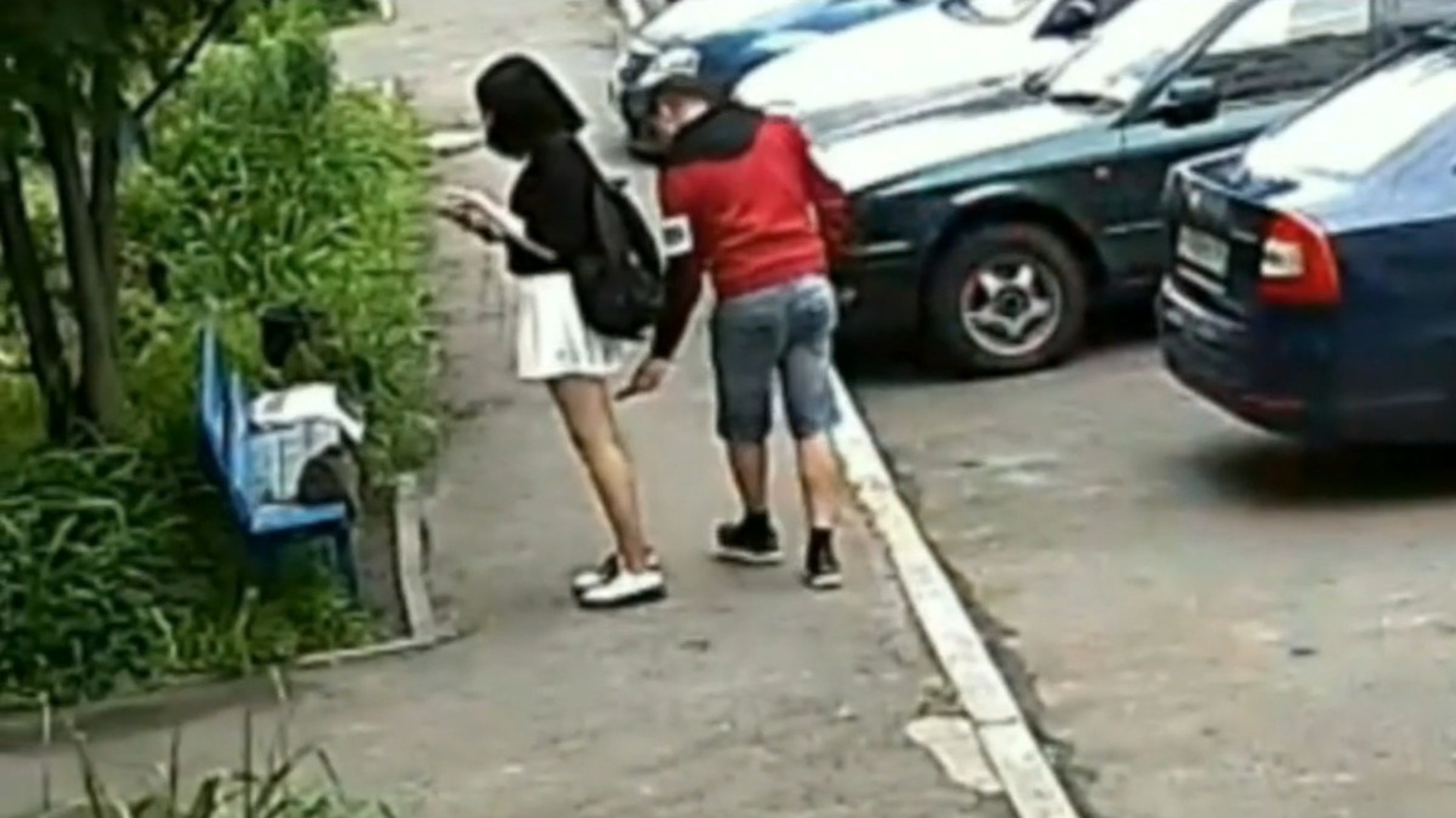Что делают извращенцы. Женщина на улице. Продажная женщина на улице. Девушка прямо на улице. Мужик преследует девочку.