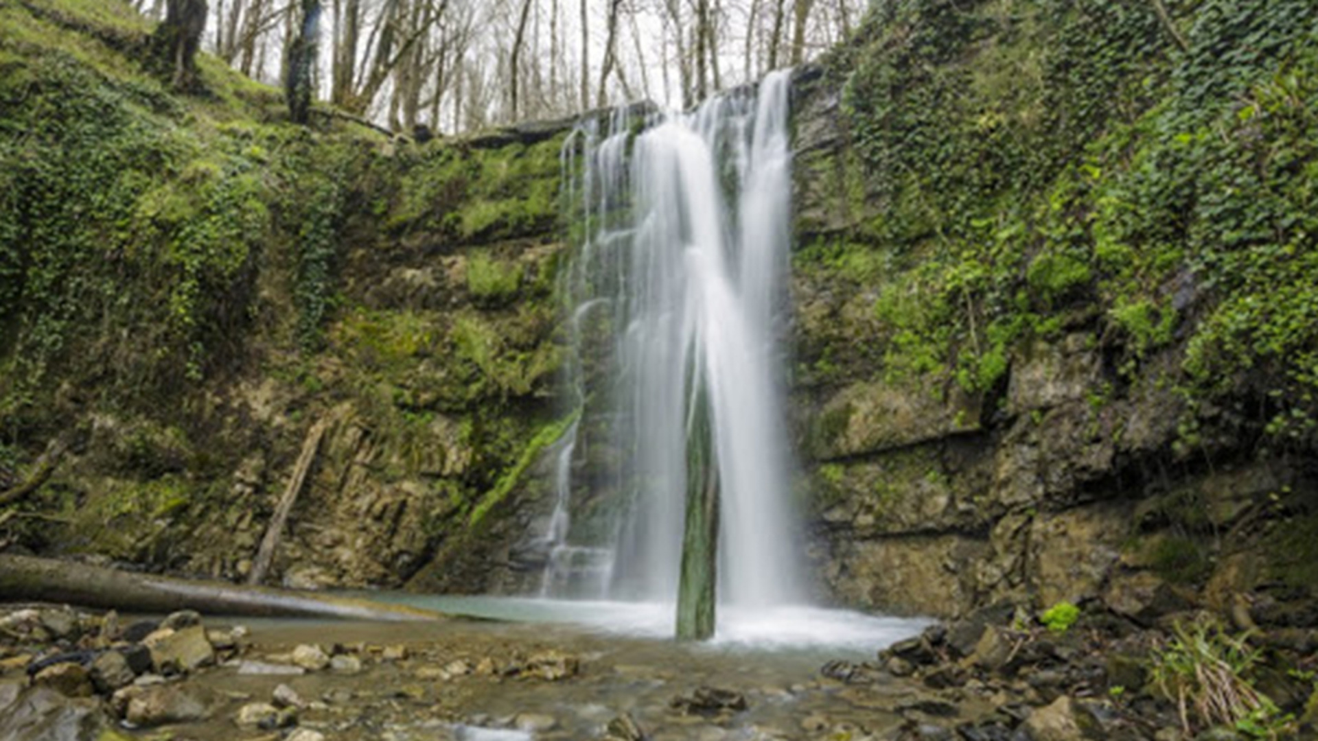 Водопад на реке Кутарка Сочи