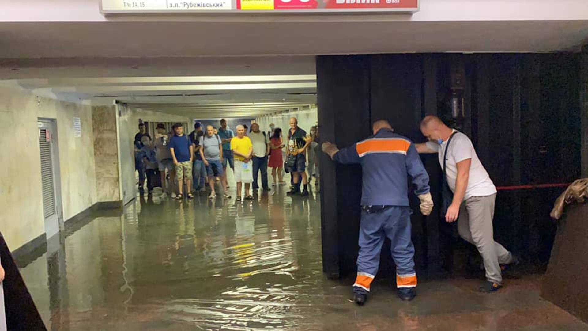 Киев потоп. Наводнение в метро. Киев метро затопило. Потоп в метро. Затопило станцию метро.