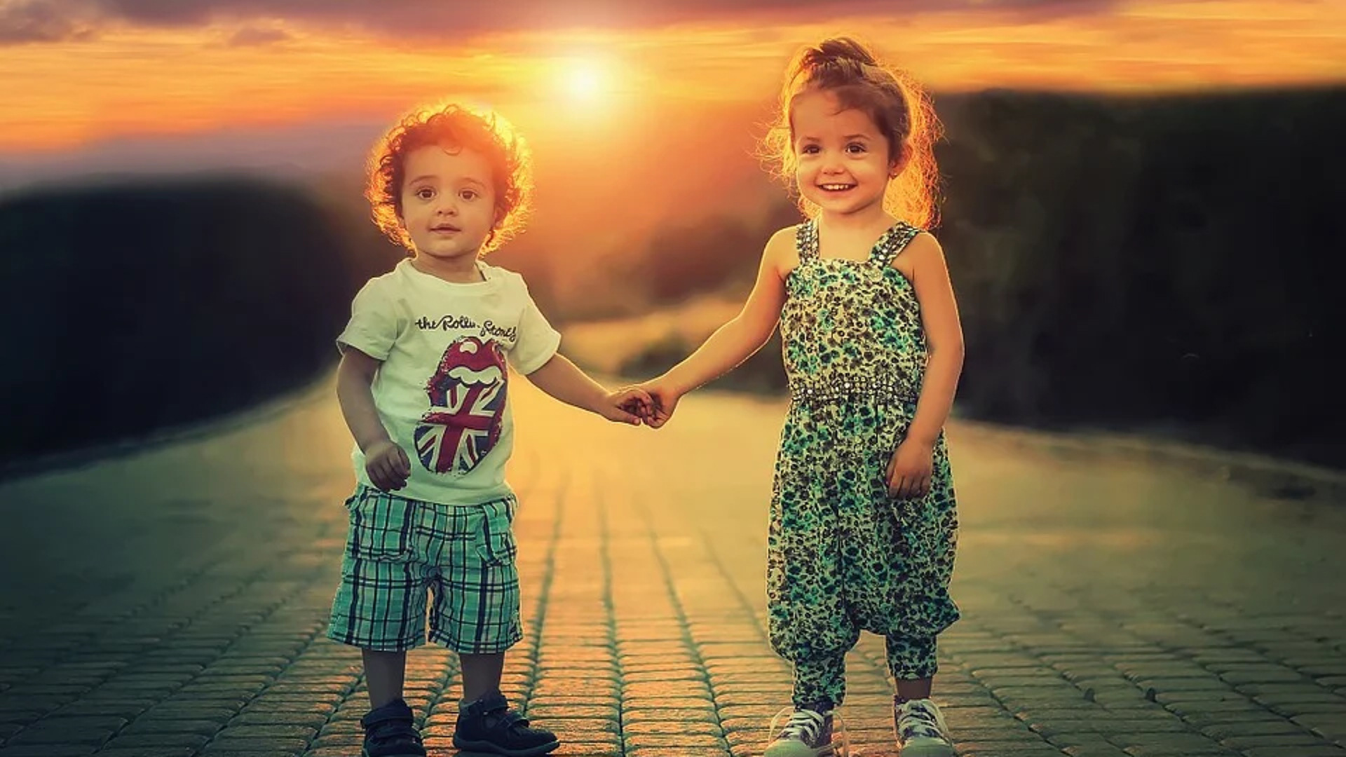 Мальчик и девочка держатся за руки фото