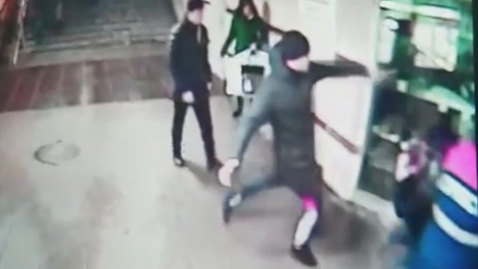 Избиение лексуса. Мигранты избиение в Москве метро. Избиение трое приезжих. Таджики напали на полицейских.