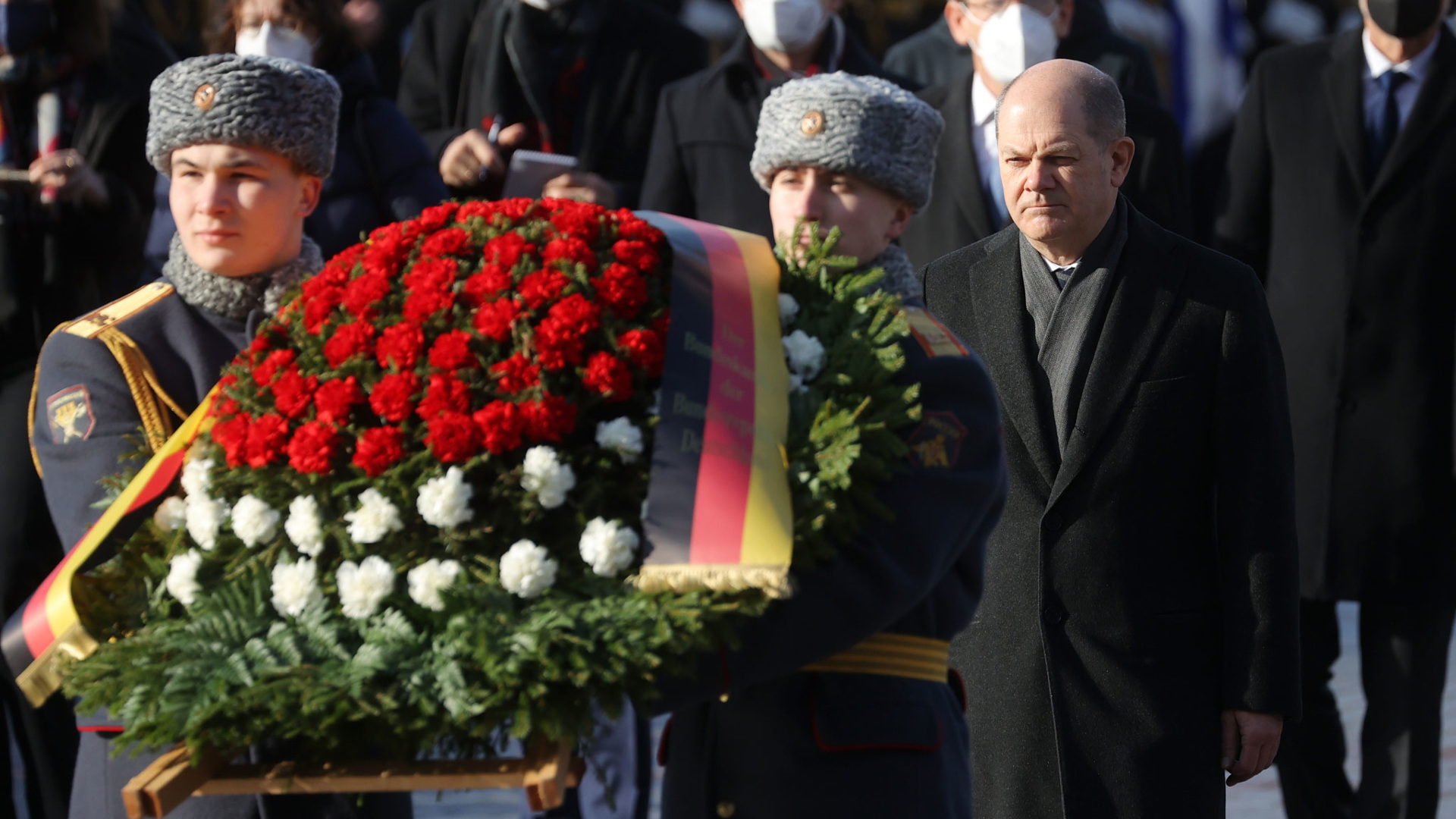 Президент возлагает венок к могиле неизвестного солдата