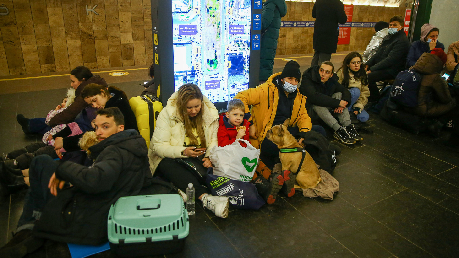 Люди прячутся в метро Киева