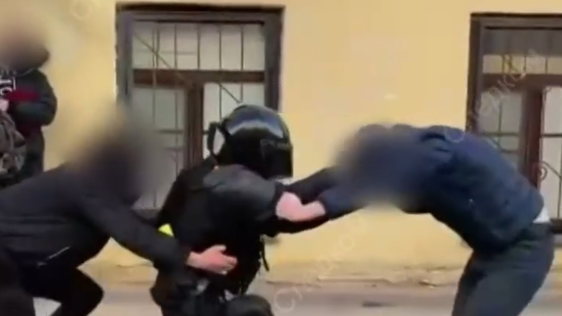 Нападение на политика. Нападение на сотрудника полиции в Санкт-Петербурге. Нападение на человека картинка.