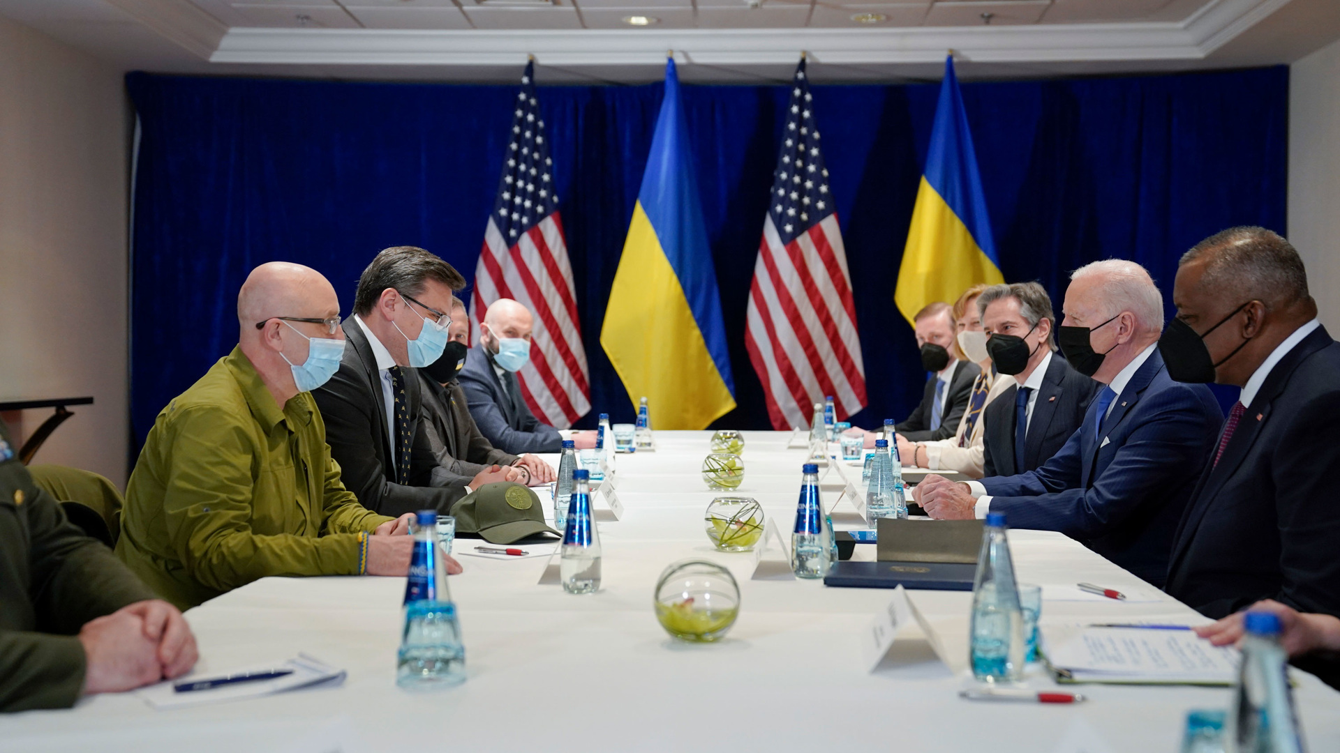 Байден во главе стола на украине