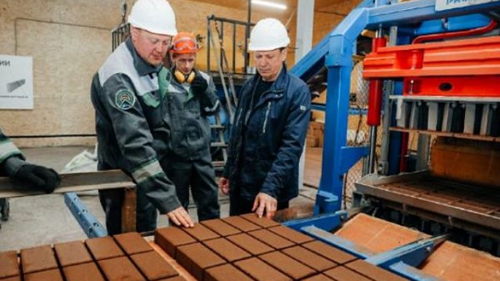 Завод тротуарной. Цех тротуарной плитки. Брусчатка цех. Завод тротуарной плитки Золотаревка. Завод будущего.