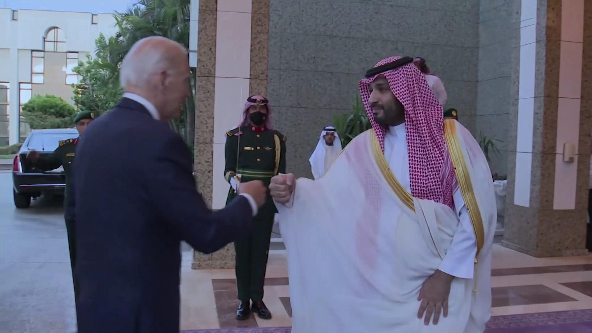 Саудовская аравия правда. Наследный принц Саудовской Аравии Мухаммед Бен Салман. Наследный принц Саудовской Аравии Мухаммед Бен Сальман здоровается. Принц Бин Салман Хашогги.