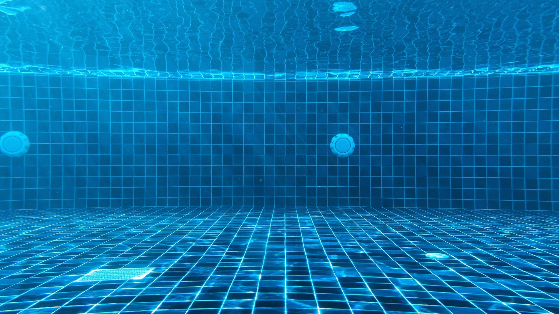 Парень под водой в бассейне