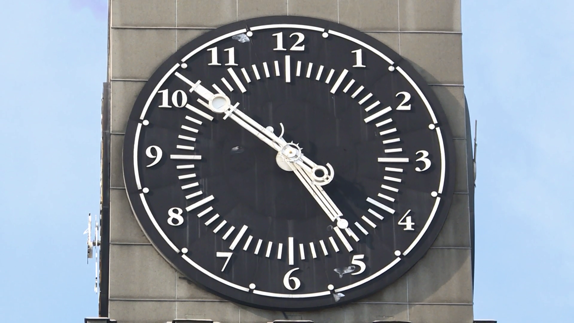 Часы на здании церкви