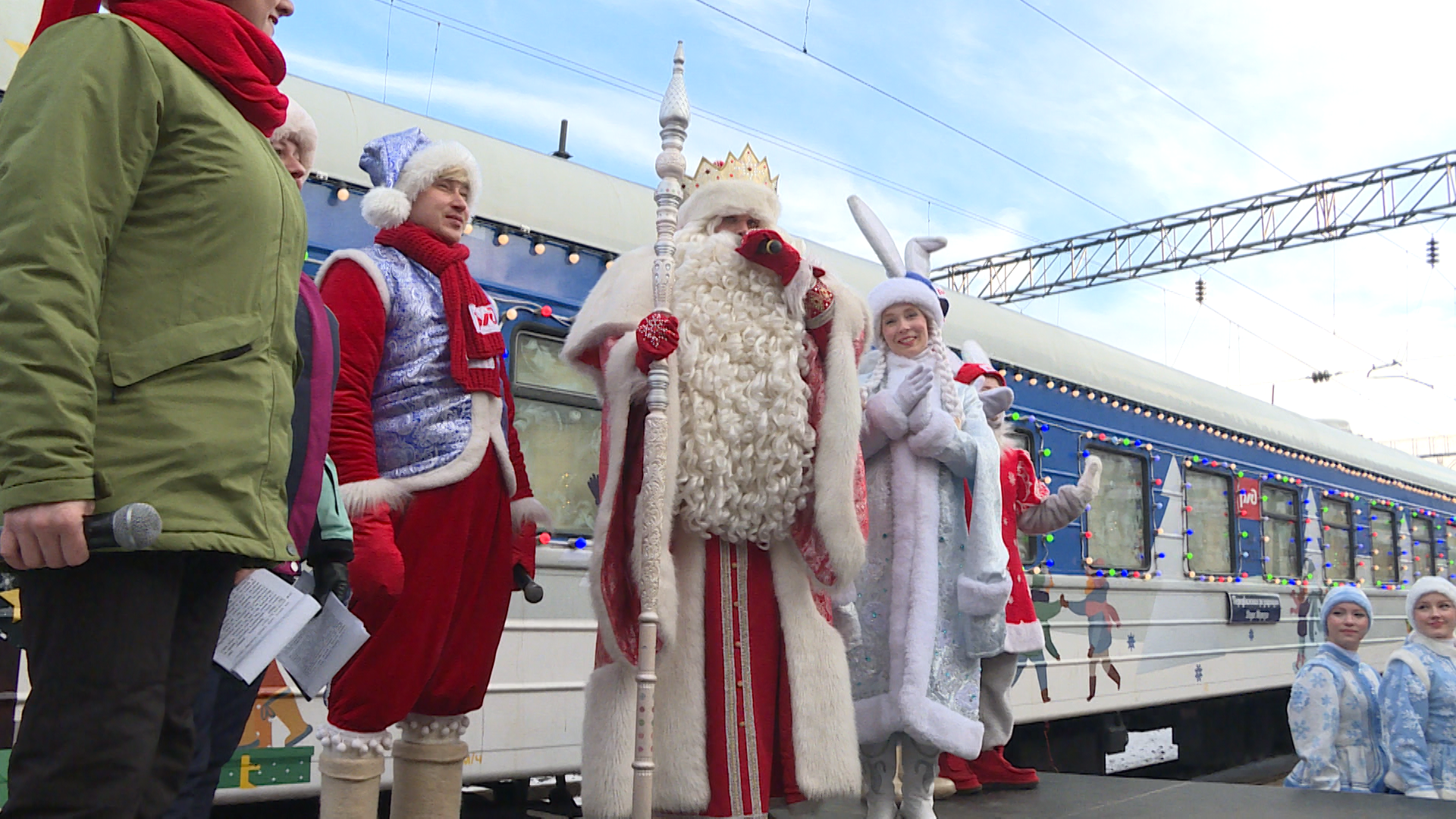 Дед мороз встречается с гостями которые приехали. Поезд Деда Мороза Великий Устюг. Поезд Деда Мороза 2022. Поезд Деда Мороза Красноярск 2022 год.
