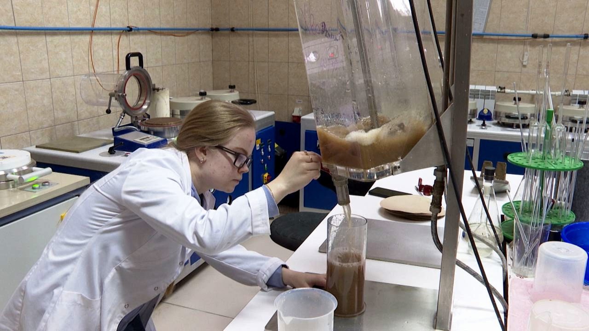 напряжение медицинской аппаратуры. научные разработки. 3д биопринтер институт курчатова. российский ученый разработавший. ученый фото.