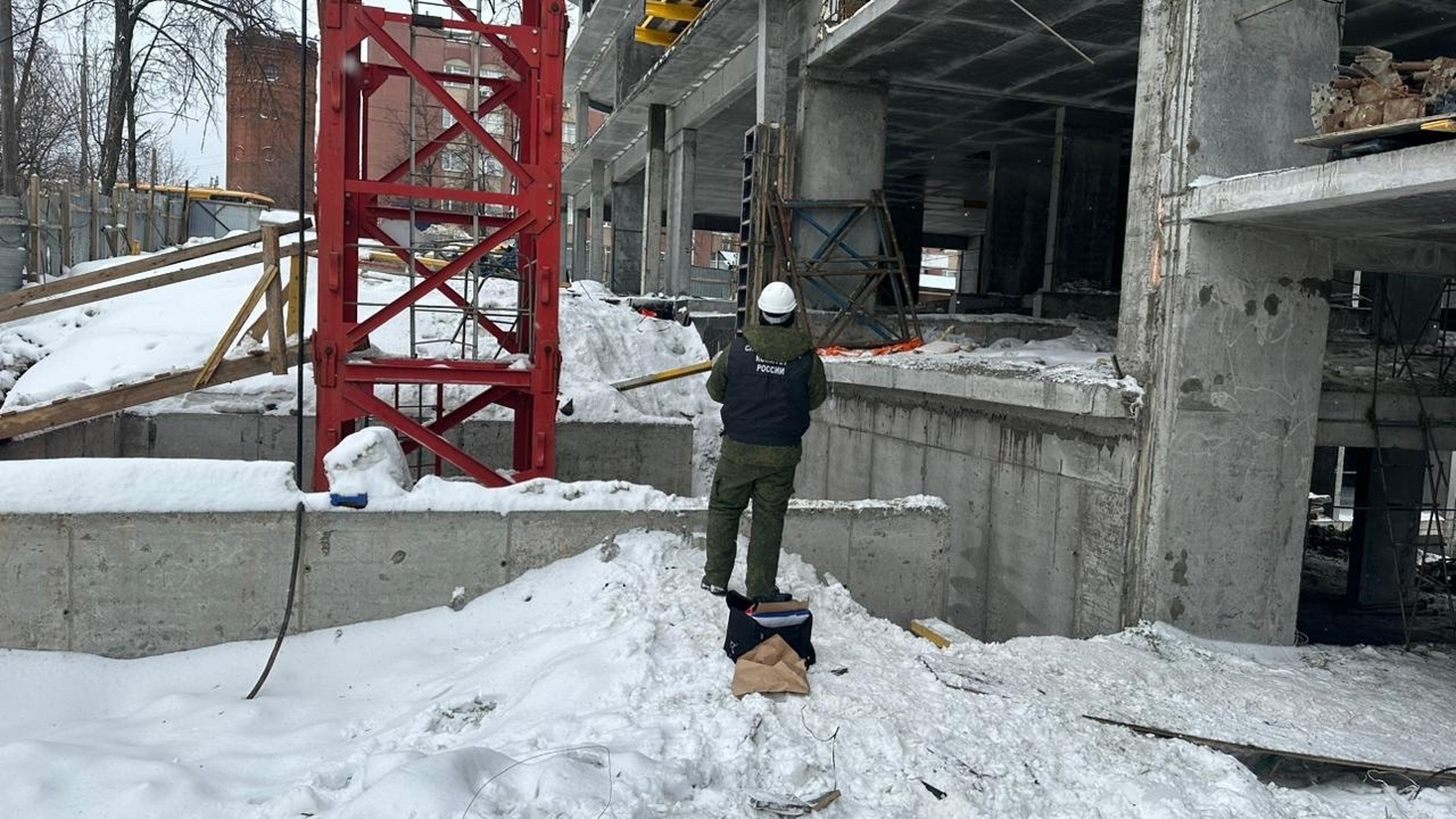 в период строительства жилого девятиэтажного дома рабочий макаров упал с лесов со второго этажа