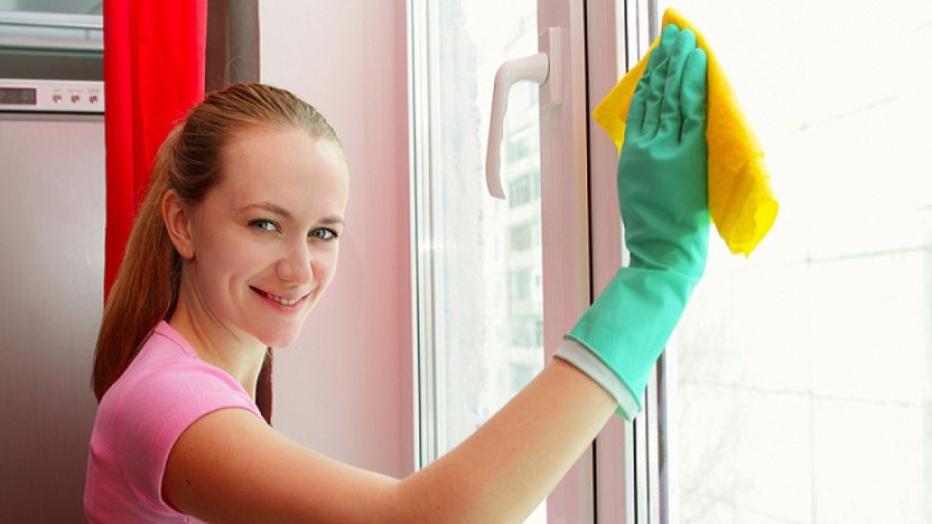 Mother cleaned the windows twice. Мытье окон. Моем окна. Мойка окон. Помощница по уборке.