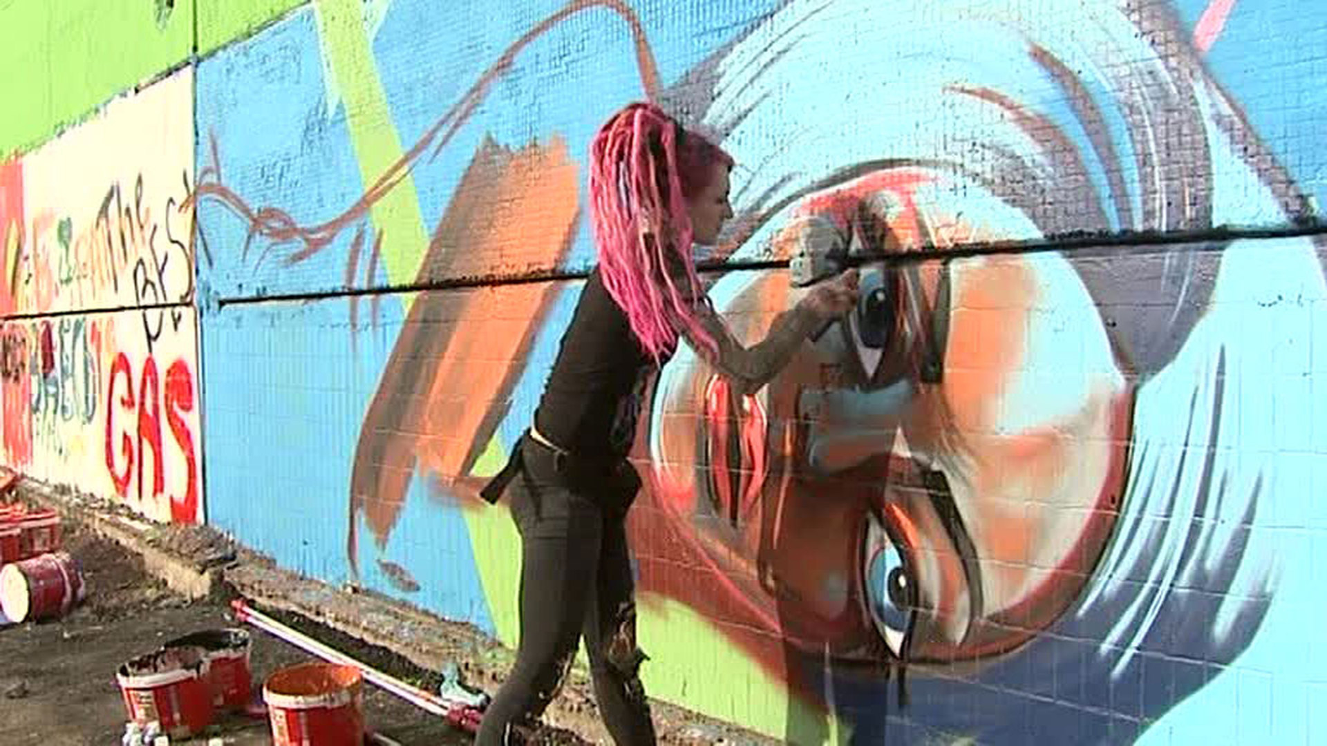 Девушка рисует граффити