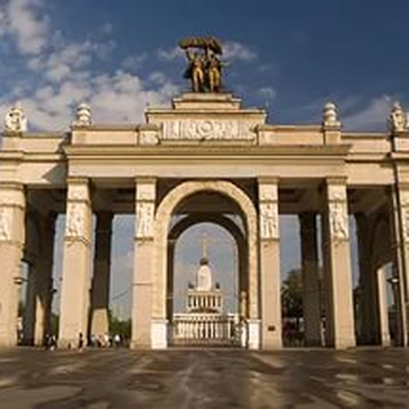 Вднх продлят. Главная арка ВДНХ. Ампир в архитектуре Москвы. Арка Южного входа ВДНХ. Павильон арт деко ВДНХ.