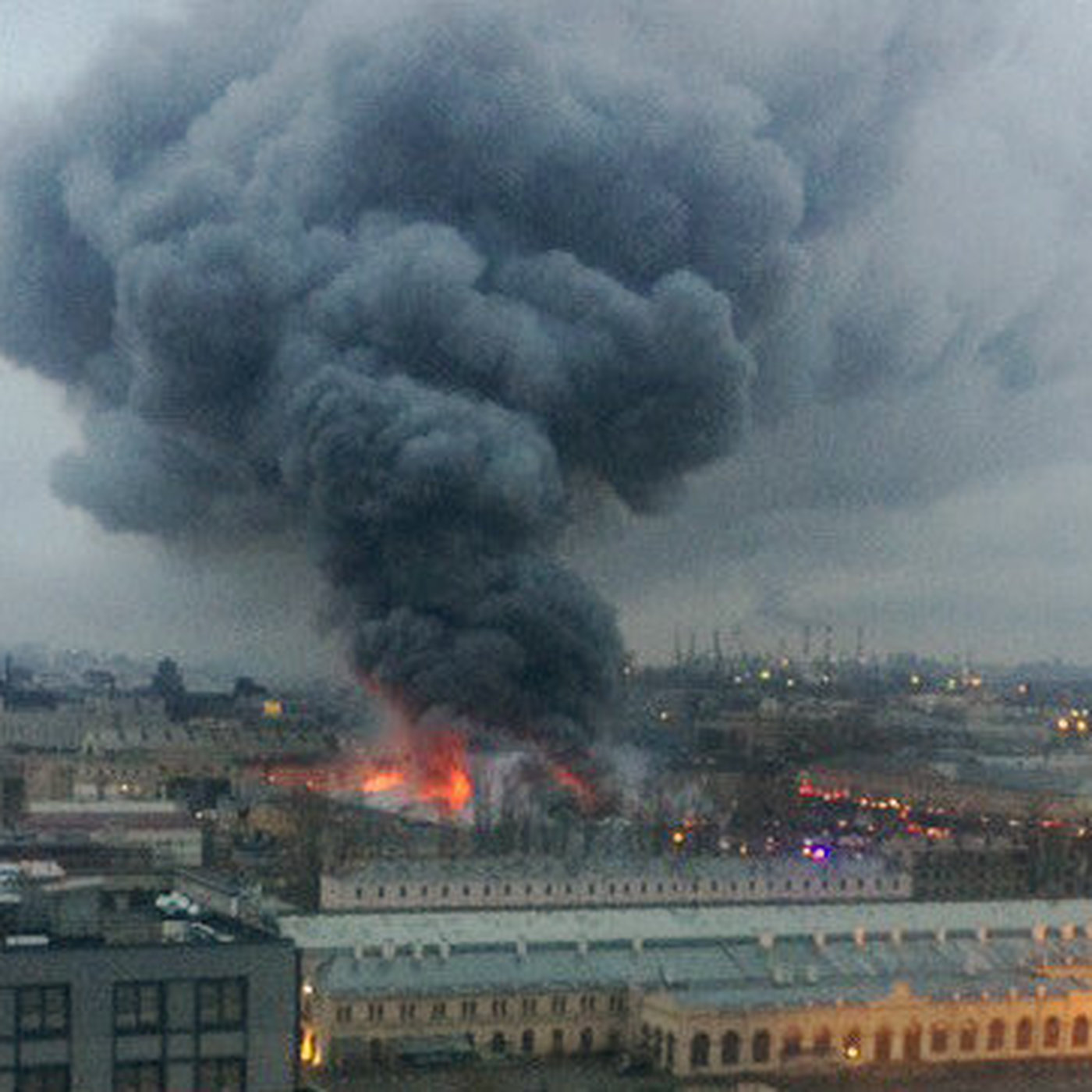 Где пожар в спб. Пожар в ленте в Санкт Петербурге. Пожар в ТЦ В Питере.