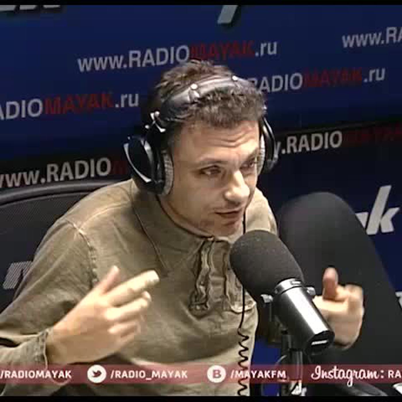 Нужно ли пристегивать собак в машине?