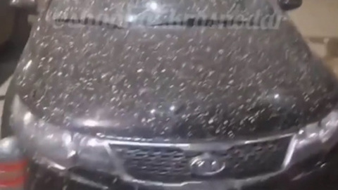 Видео из Сети. В Краснодаре машины накрыло бетоном и снегом