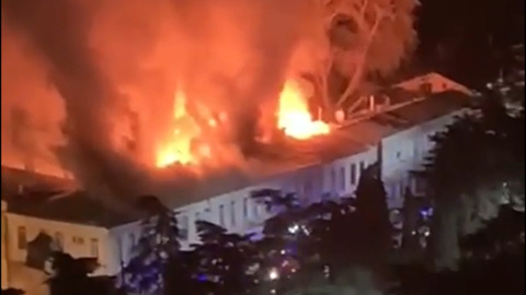 ЧП. В Ялте пожар уничтожил жилой дом, жильцов успели эвакуировать