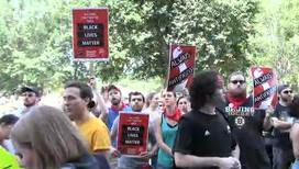 Протесты в Бостоне: полиции пришлось стать живым щитом