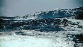На большом траулере в Охотском море возобновился пожар
