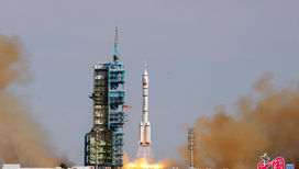 Космический корабль везет трех тайконавтов к будущей орбитальной станции КНР