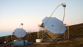 На фото черенковские гамма-телескопы MAGIC.