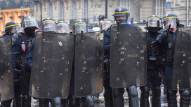 Французы устроили беспорядки, полиция применила газ и водометы