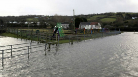 Прилив затопил детскую площадку в прибрежном Уэльсе 