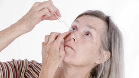 Глазные капли вместо очков для чтения: в США одобрили инновационное лечение