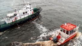 Корабль с пятью людьми на борту тонет в Белом море