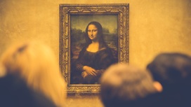 У картины "Мона Лиза" прошел митинг борцов за права женщин