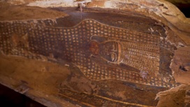 Некоторые гробы сохранили следы древней краски.