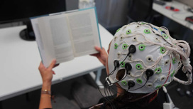 Стимуляция осуществлялась при помощи пяти чёрных электродов. Белые и зелёные электроды считывали ЭЭГ мозга.