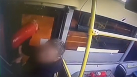 Буйный пассажир распылил огнетушитель в московском автобусе