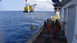 Учёные разворачивают сеть сейсмометров посреди Атлантического океана. В общей сложности они провели на исследовательских судах 10 недель.