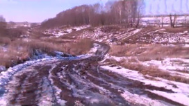 Грязь вместо дороги: жители деревни в Курской области не могут выйти из домов
